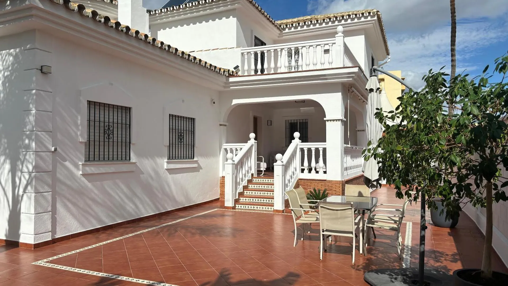 Gran Villa En Torremolinos contacts
